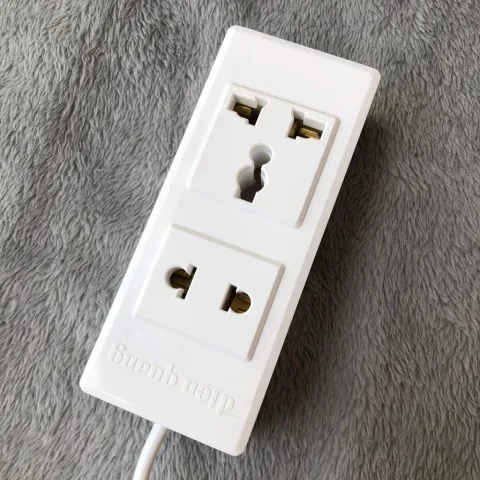 	Ổ cắm điện đa năng Điện Quang ĐQ 001A-02 2 lỗ chịu tải 2500W