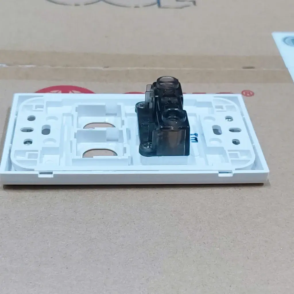 Mặt 2 Lỗ + 1 Ổ 2 Chấu Sino Vanlock - S18UXX