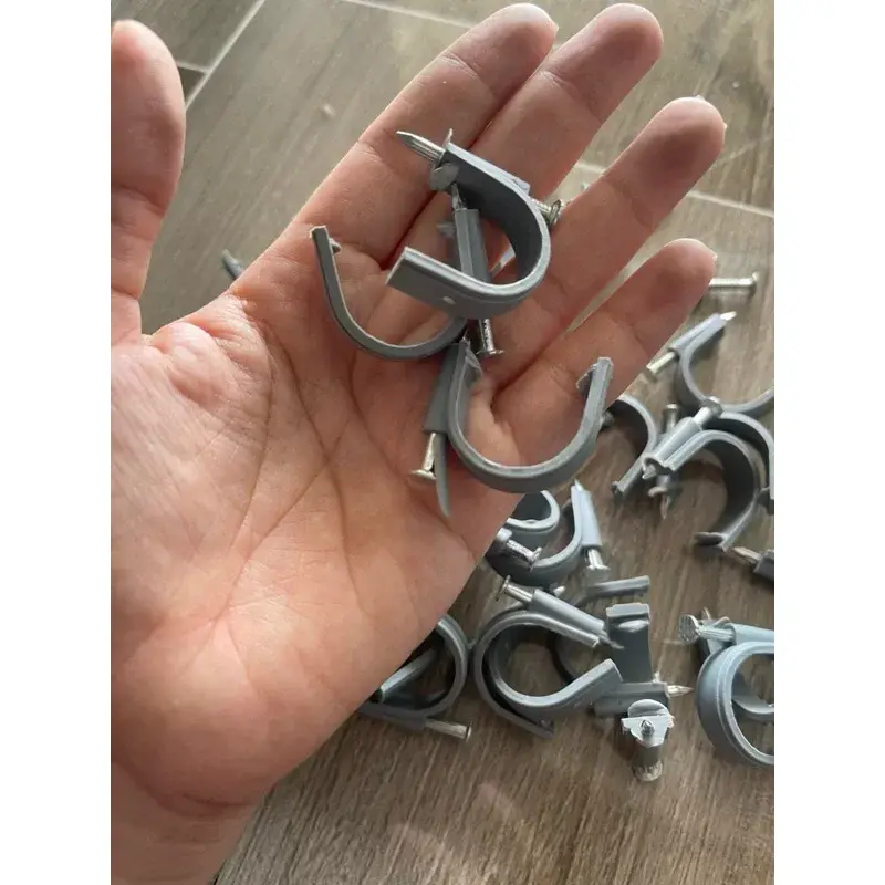 Móc đóng ống nhựa kèm đinh