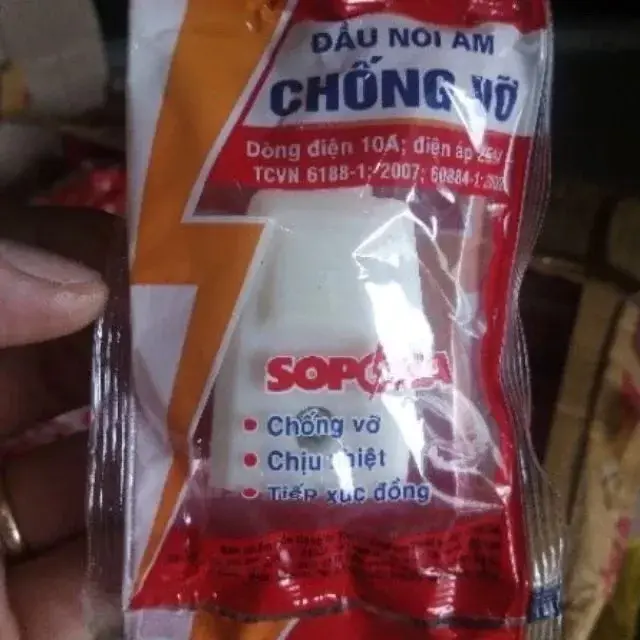 Đầu nối âm trắng P5T là ổ cắm nối dây công suất 2200W 