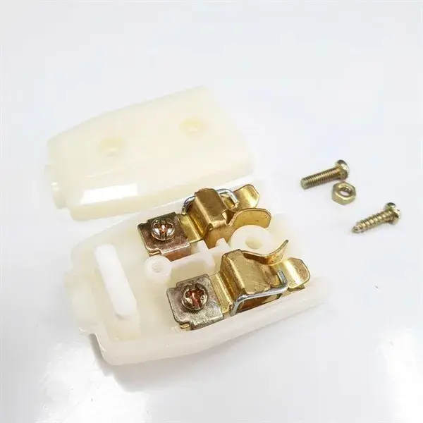 Đầu nối âm trắng P5T là ổ cắm nối dây công suất 2200W 