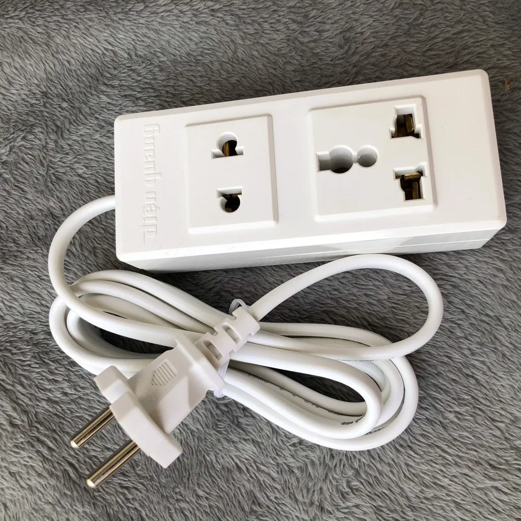 	Ổ cắm điện đa năng Điện Quang ĐQ 001A-02 2 lỗ chịu tải 2500W