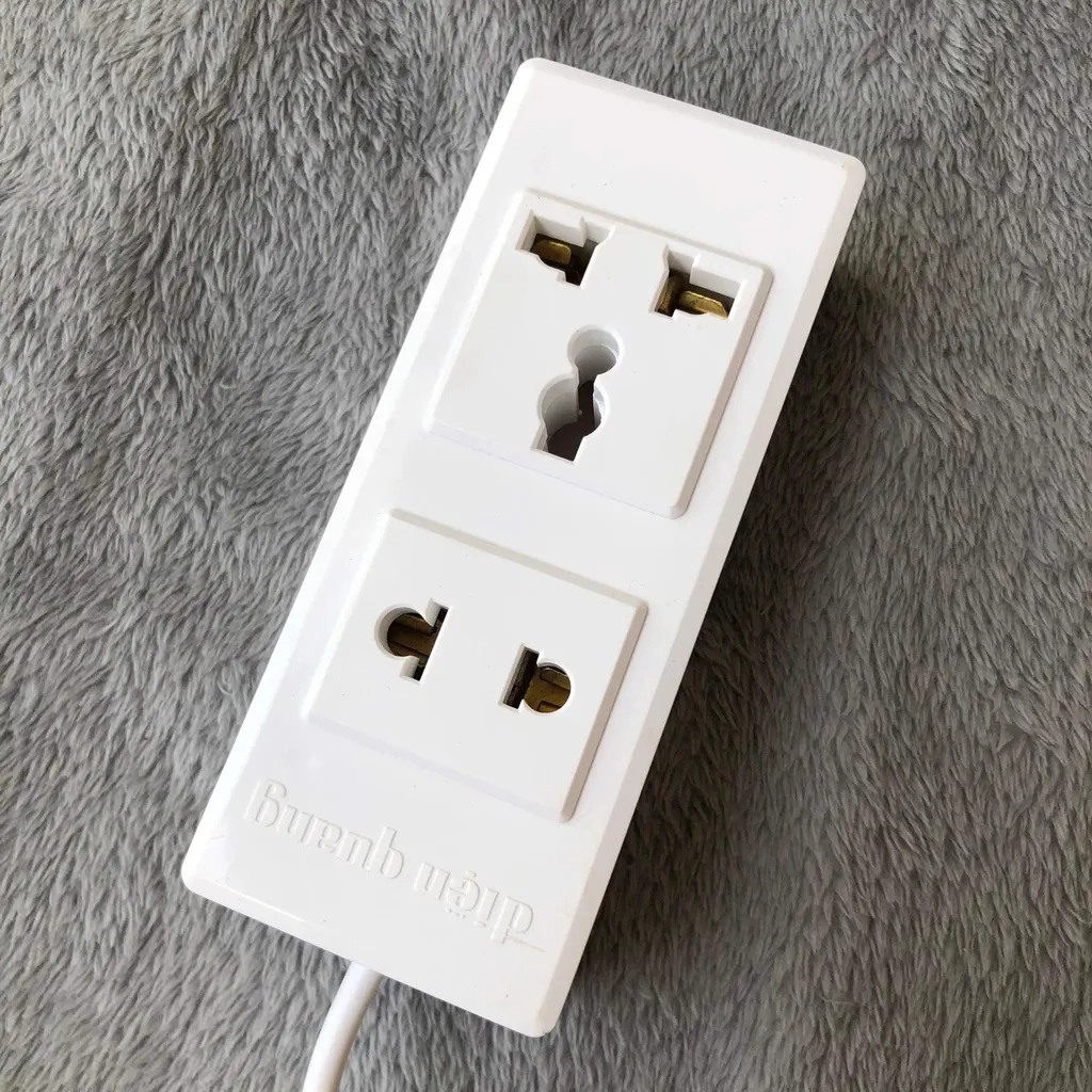 	Ổ cắm điện đa năng Điện Quang ĐQ 001A-02 2 lỗ chịu tải 2500W