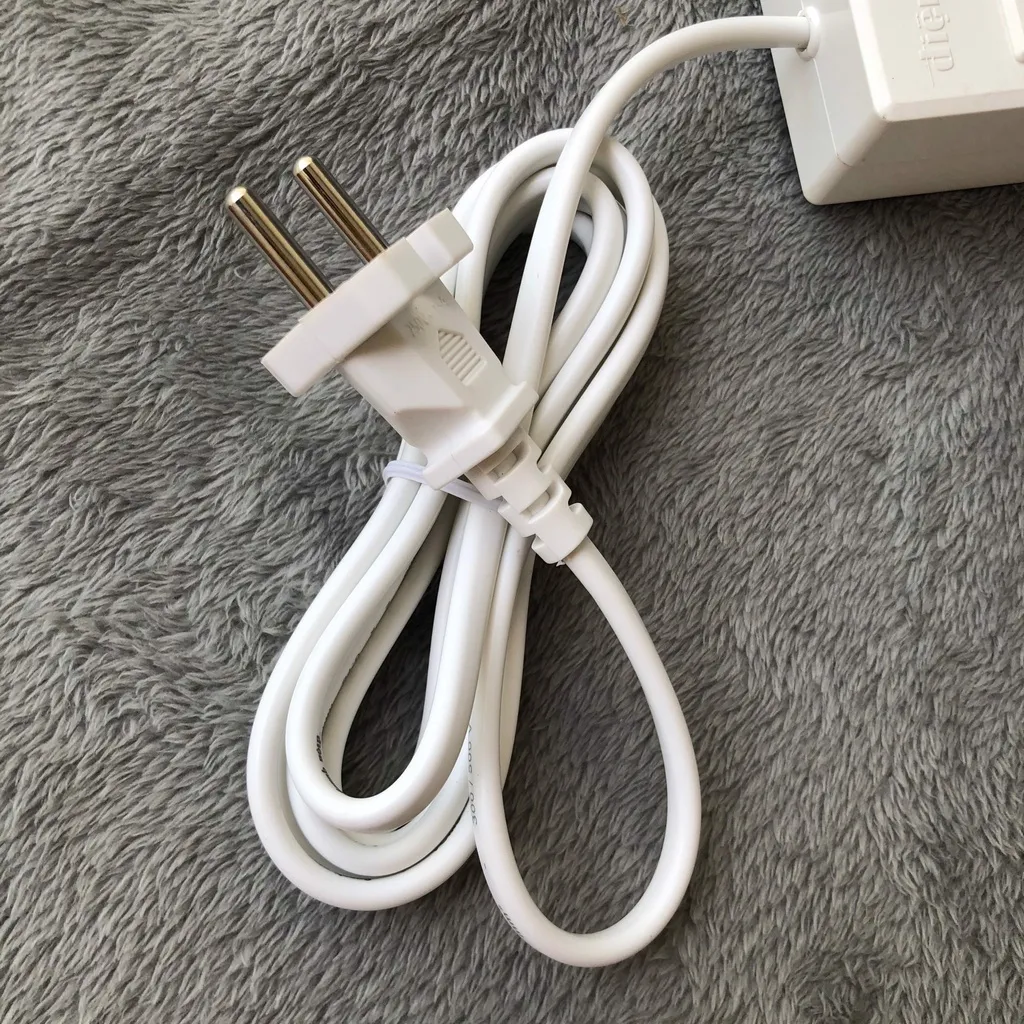 	Ổ cắm điện đa năng Điện Quang ĐQ 001A-02 2 lỗ chịu tải 2500W