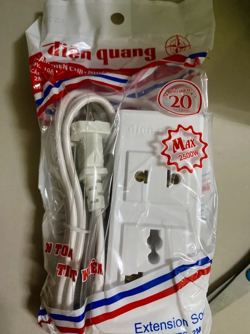 	Ổ cắm điện đa năng Điện Quang ĐQ 001A-02 2 lỗ chịu tải 2500W